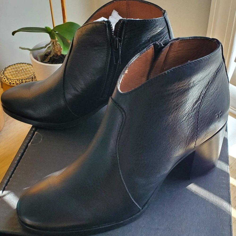 Frye Nora Zip Short ankle boot 7